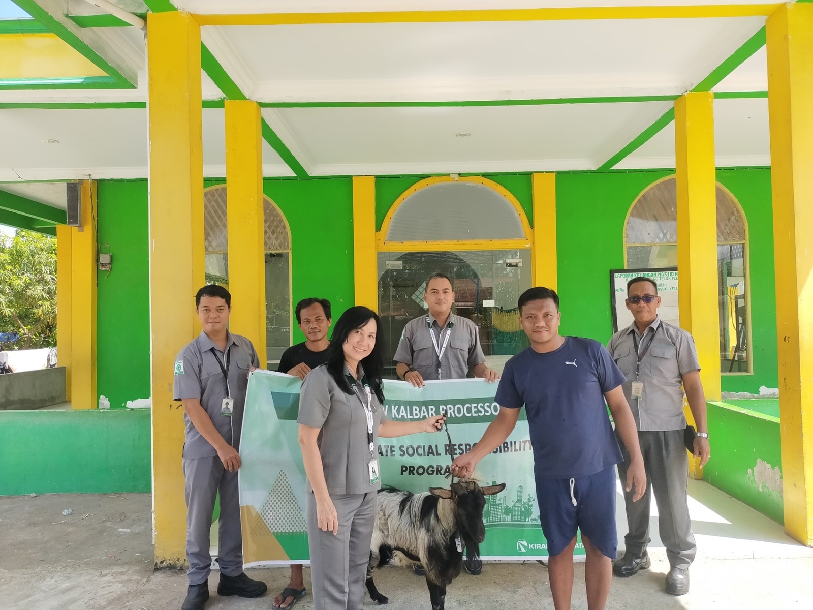 PT New Kalbar Processors Distributes Sacrificial Animal to Local Communities