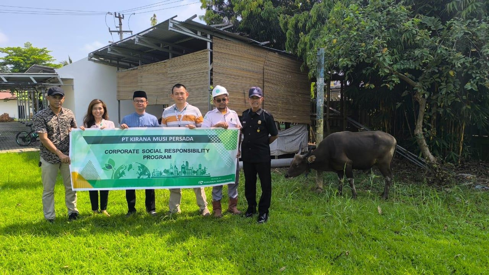 Gotong Royong Melaksanakan Penyembelihan Hewan Kurban Oleh Masyarakat Desa Sukarami & Karyawan PT KMP