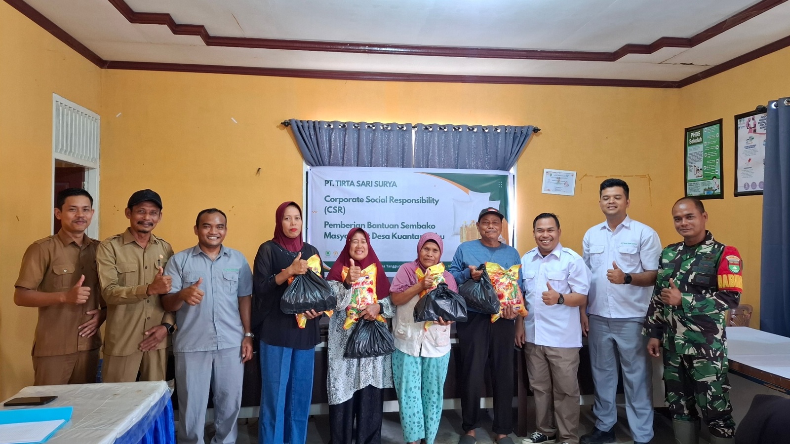 PT Tirta Sari Surya Salurkan Bantuan Sembako kepada Masyarakat Desa Kuantan Babu